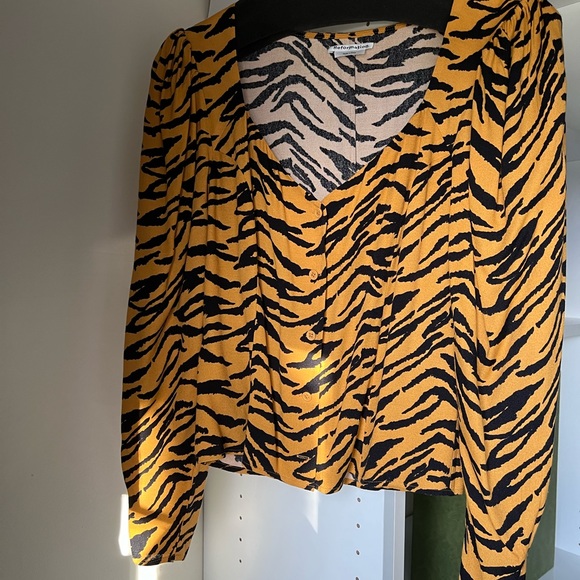 Animal print button down, sweetheart neckline Reformation top. - Picture 2 of 7